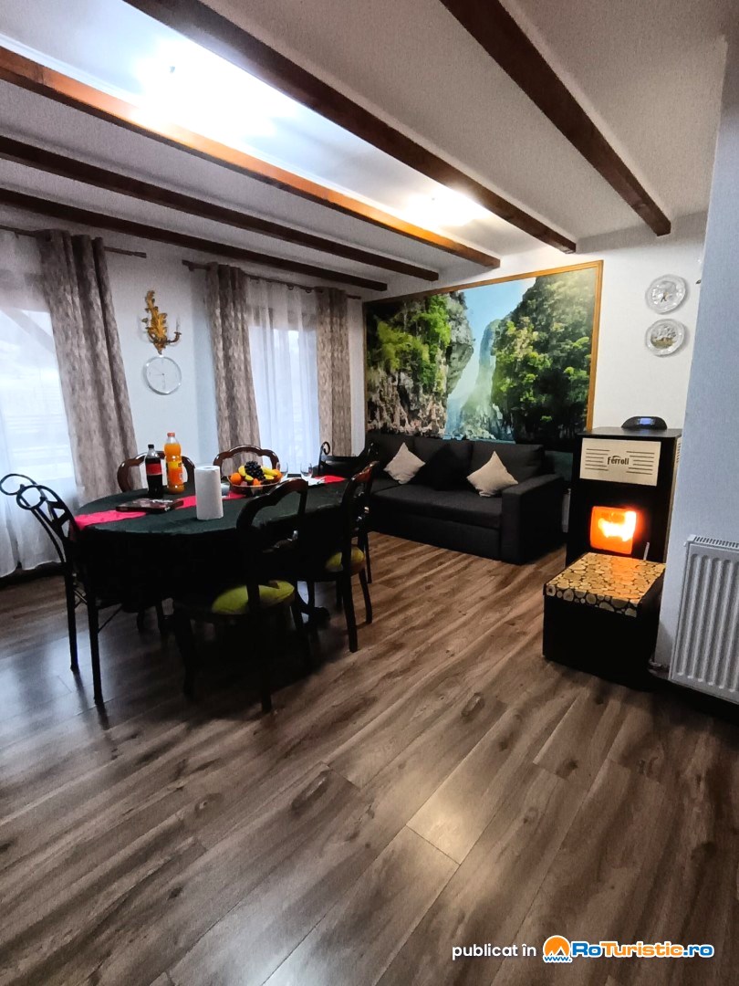 Livingul și zona de masă din Casa Haiducului