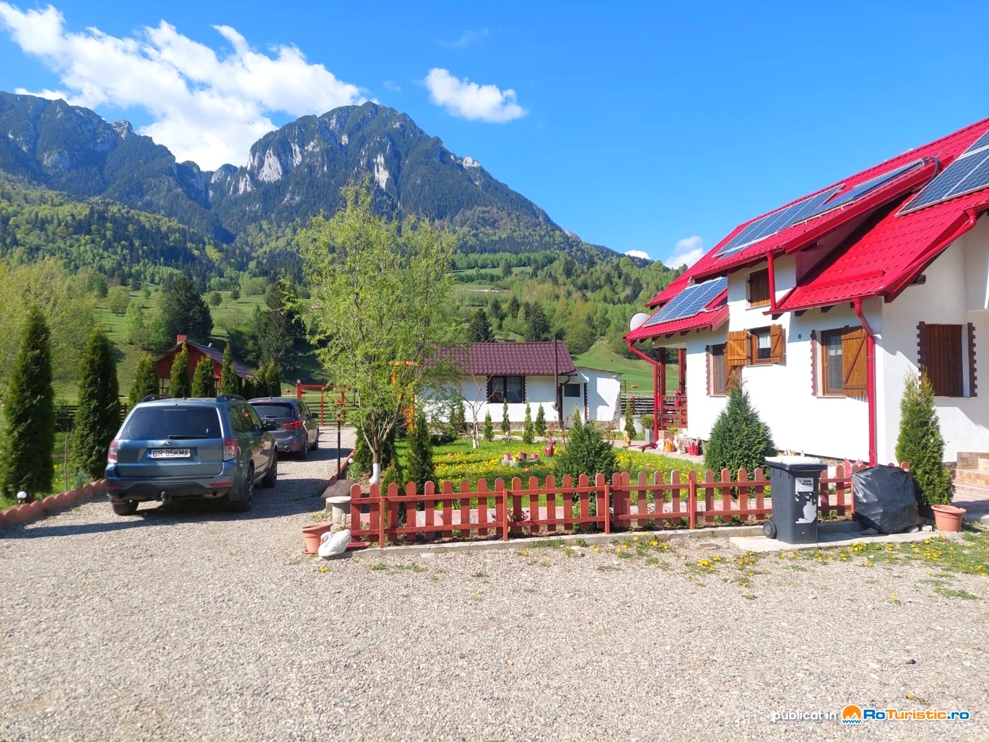 Casa Haiducului și munții din apropiere