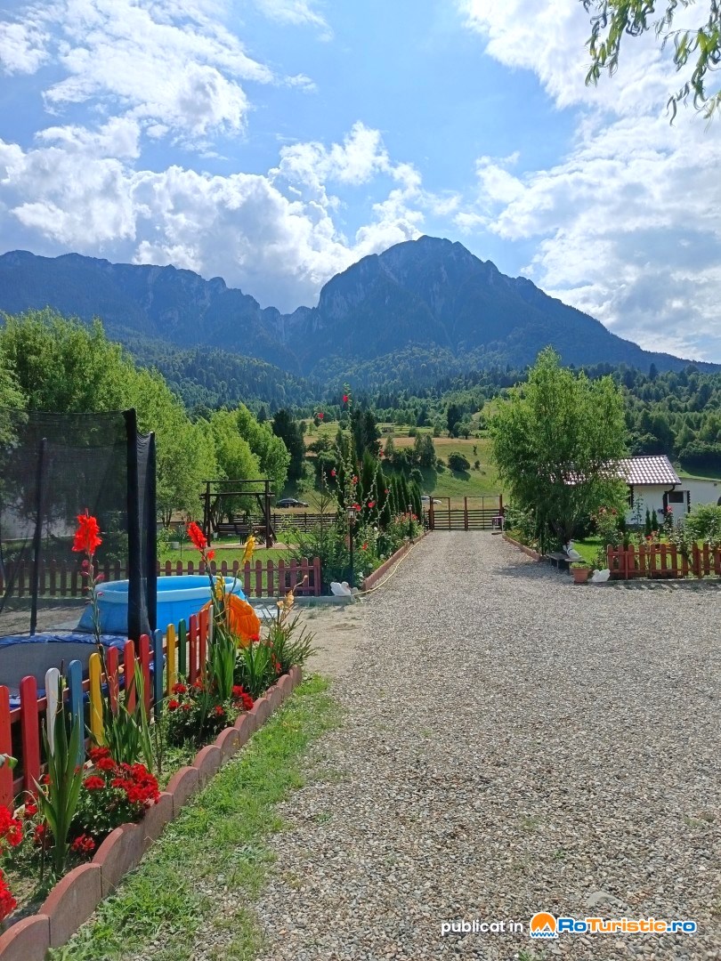 Curtea Casei Haiducului și priveliștea spre munte